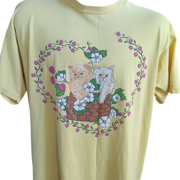 Vintage XL T-shirt Y2K Yellow Cottage Kittens Cat Playing In A Basket - Picture 1 of 4